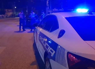 E rëndë në Kuçovë! Po shoqërohej në komisariat, i merr armën policit 20-vjeçar dhe e qëllon. Neutralizohet nga efektivët e tjerë