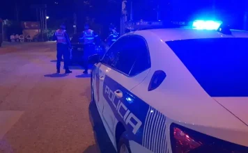 E rëndë në Kuçovë! Po shoqërohej në komisariat, i merr armën policit 20-vjeçar dhe e qëllon. Neutralizohet nga efektivët e tjerë