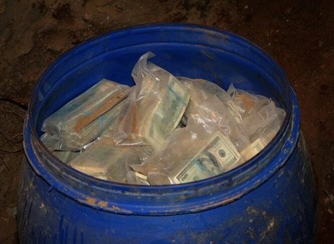 Zbulim i jashtëzakonshëm në Kolumbi: Fermeri gjen 600 milionë dollarë të Escobarit në fuçi