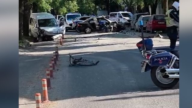 Aksident tragjik në Shkodër: Përplasja e dy makinave i mori jetën drejtuesit të biçikletës