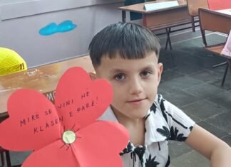‘Një engjëll u largua padrejtësisht’! Aksidenti tragjik i 7-vjeçarit, reagon shkolla në Elbasan