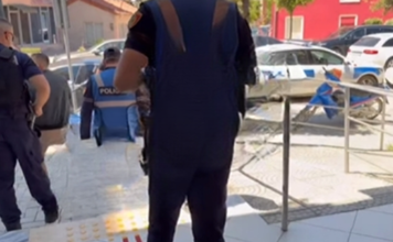 Ndodh edhe kjo/ Gruaja hyn me thikë në gjykatë, arrestohet nga forcat e policisë: Mos më prekni!