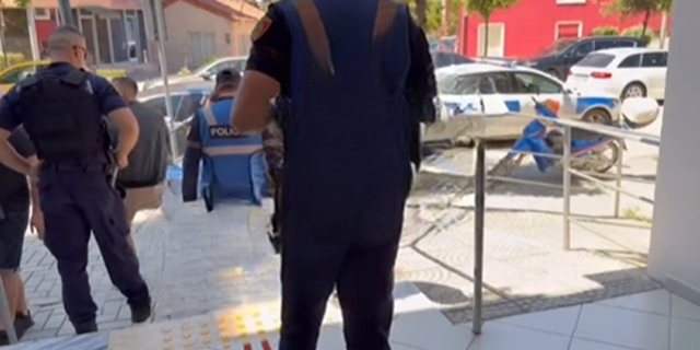 Ndodh edhe kjo/ Gruaja hyn me thikë në gjykatë, arrestohet nga forcat e policisë: Mos më prekni!