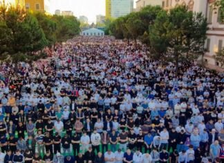 Kurban Bajrami, mijëra besimtarë myslimanë falin namazin në Tiranë dhe qytete të tjera të vendit