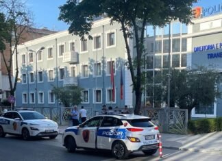 Alarm te Drejtoria e Policisë së Tiranës! Zjarr në ambientet e godinës