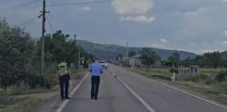 E rëndë në aksin Korçë-Ersekë, makina përplas për vdekje një fëmijë 3 vjeç