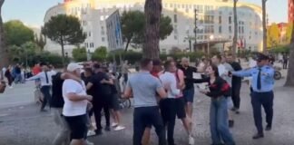 Momente tensioni në protestë, protestuesit konfliktohen fizikisht me militantët e PS. Ndërhyn policia