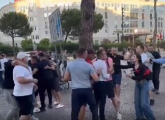 Momente tensioni në protestë, protestuesit konfliktohen fizikisht me militantët e PS. Ndërhyn policia