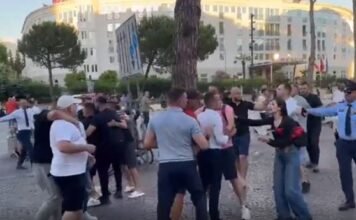 Momente tensioni në protestë, protestuesit konfliktohen fizikisht me militantët e PS. Ndërhyn policia