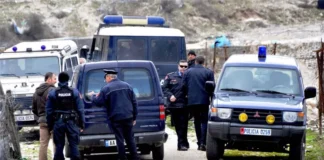 Gjendet i vrarë në automjet një person. Emri