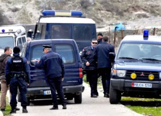 Gjendet i vrarë në automjet një person. Emri