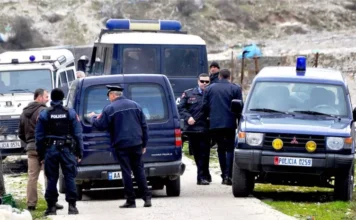 Gjendet i vrarë në automjet një person. Emri