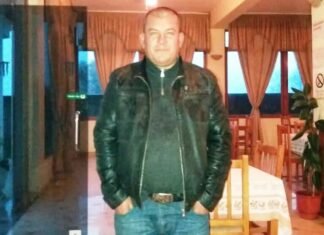 Tmerr në Lushnje, djali vret nënën dhe plagos babain me sqepar